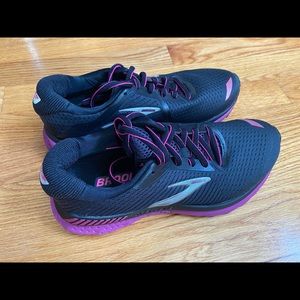 BRAND NEW Brooks Adrenaline GTS 20, size 7